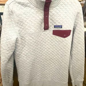 Women’s Patagonia quilted pull over.